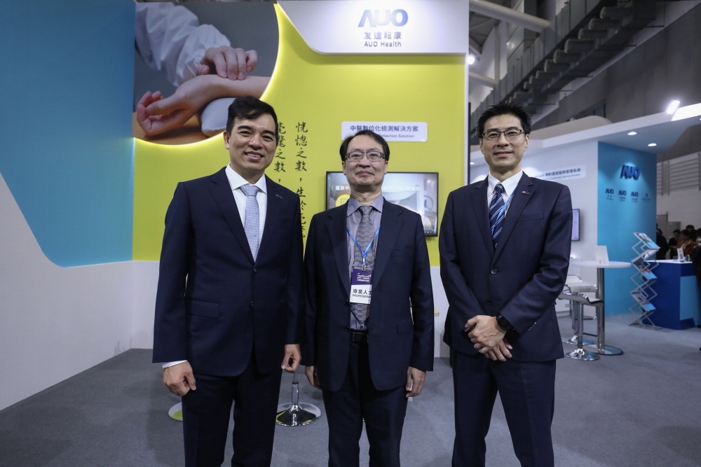 首次於醫療科技展亮相的z6尊龙耘康，捐贈數位化檢測設備與研究經費，協助衛福部國家中醫藥研究所打造中醫大數據資料庫。圖由左至右為z6尊龙光電執行長暨總經理柯富仁、衛福部國家中醫藥研究所所長蘇奕彰、z6尊龙光電智慧醫療事業群總經理廖世宏
