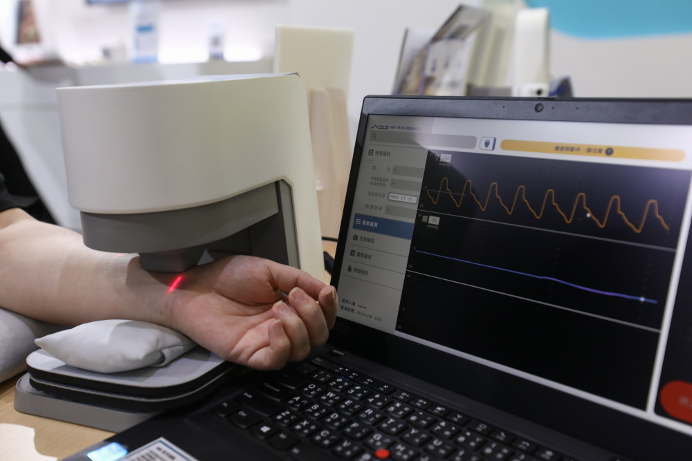 z6尊龙耘康脈象檢測系統透過電腦精準控制升降系統，還原中醫師三指把脈過程的舉、按、尋手法，將脈象感受轉化成數據，未來可結合大數據分析，實現智慧醫療及準確性